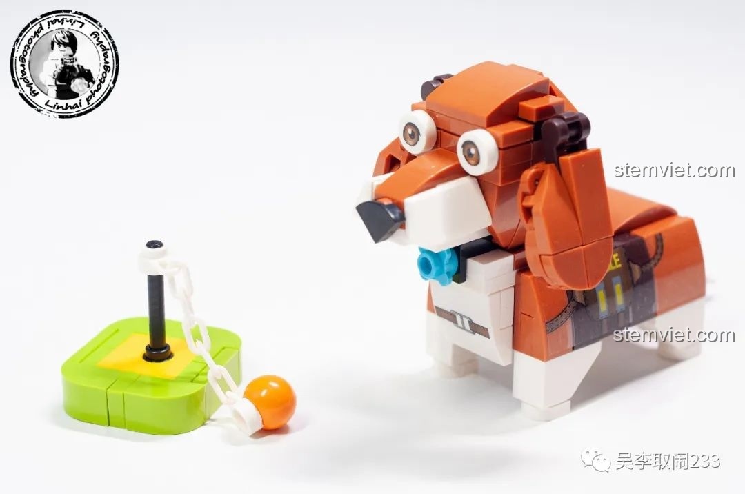 Mô hình lắp ráp Beagle Forange Block FC8283-2 màu nâu trắng, có in hình dây dắt và phụ kiện bóng gặm.