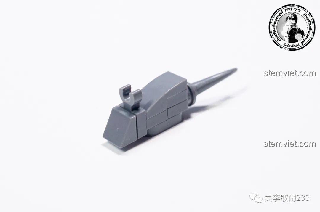 Sáu mô hình lắp ráp chó cưng Forange Block FC8283 tạo dáng trên nền cỏ xanh, khung cảnh đáng yêu.