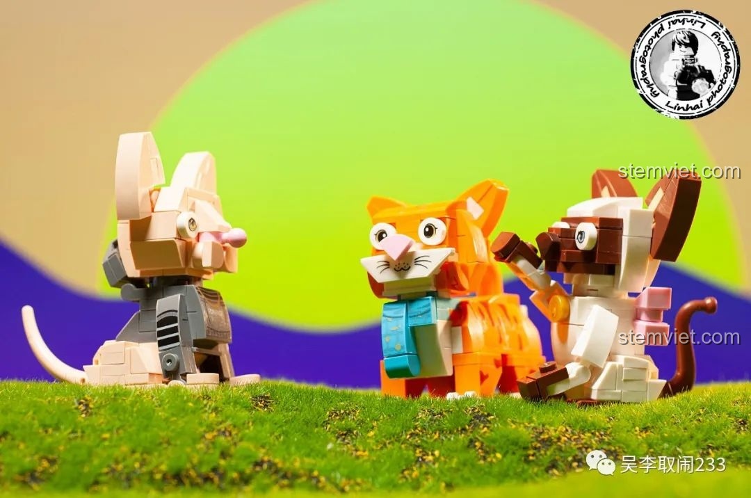 Sáu mô hình lắp ráp chó cưng Forange Block FC8283 tạo dáng trên nền cỏ xanh, khung cảnh đáng yêu.