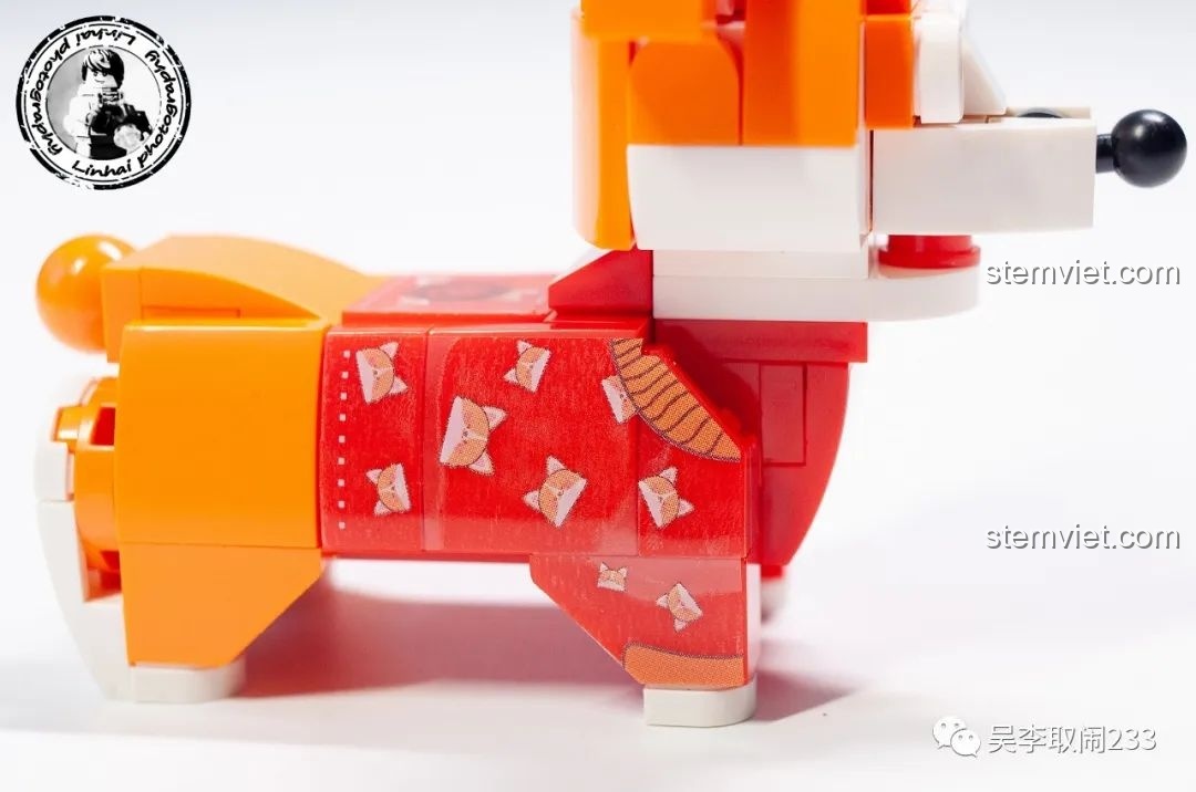 Cận cảnh bộ đồ của mô hình lắp ráp Corgi Forange Block FC8283-1, với các họa tiết trên miếng dán sticker.