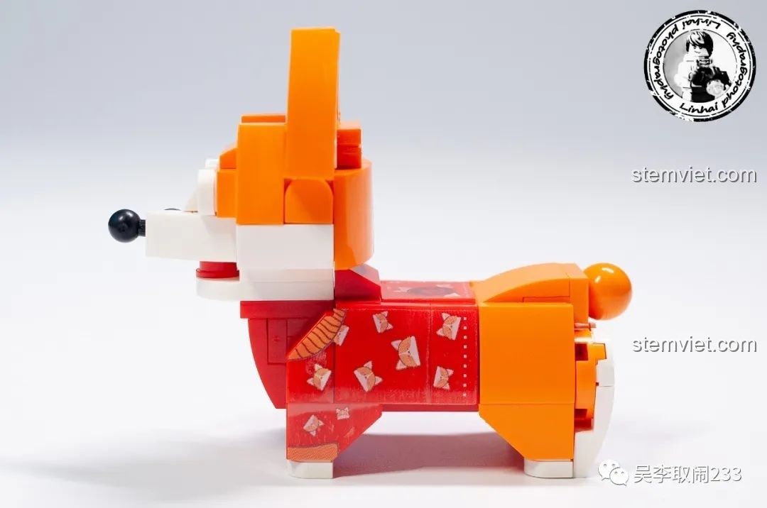 Mô hình lắp ráp Corgi Forange Block FC8283-1 nhìn từ bên hông, thể hiện chi tiết bộ đồ và dáng đứng.