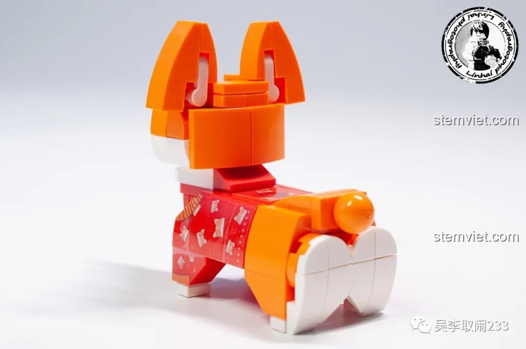 Mô hình lắp ráp Corgi Forange Block FC8283-1 nhìn từ phía sau, nổi bật phần mông tròn đặc trưng của Corgi.