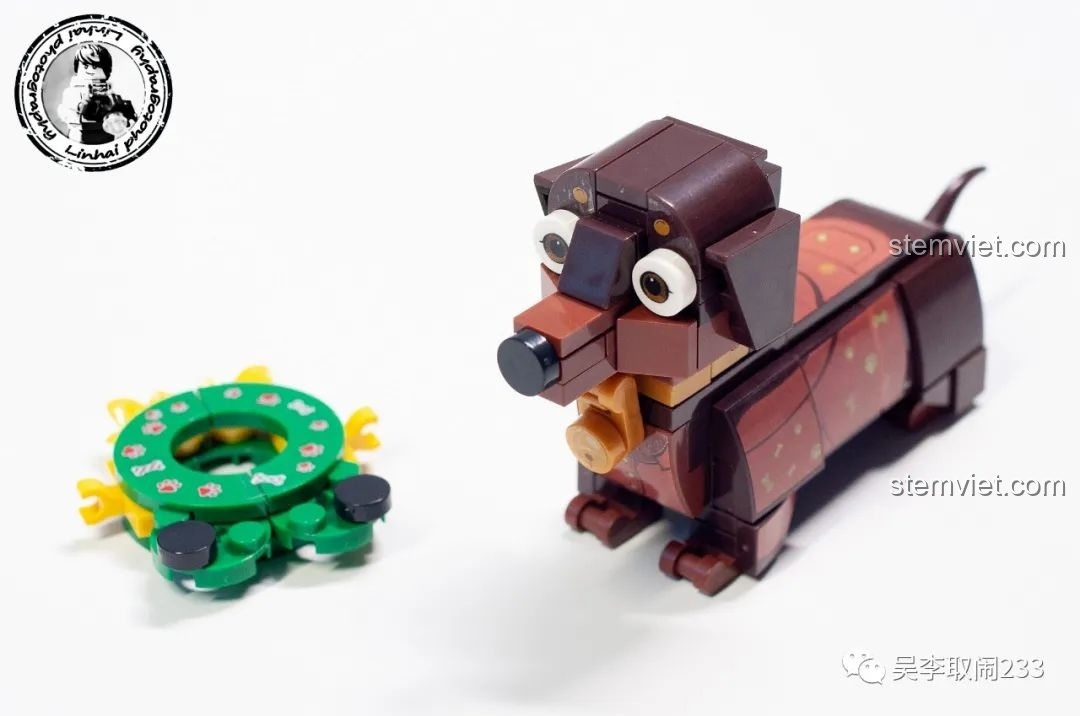 Mô hình lắp ráp Chó Dachshund Forange Block FC8283-3 nhìn từ bên hông, nổi bật chi tiết chuông cổ và họa tiết trên thân.