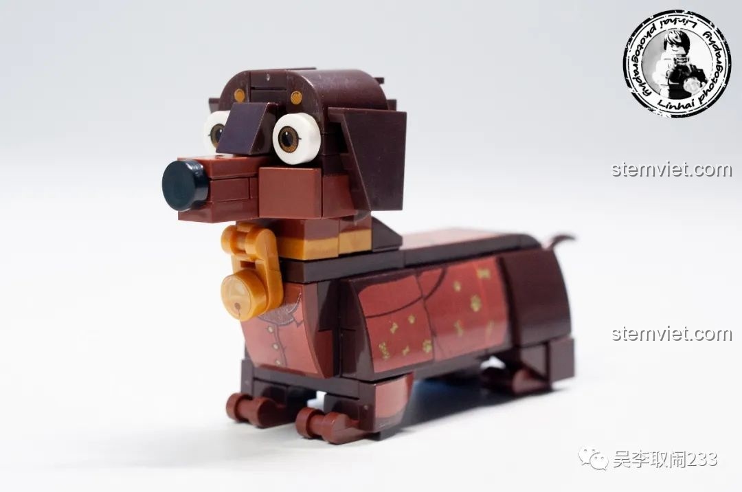 Mô hình lắp ráp Chó Dachshund Forange Block FC8283-3 nhìn từ phía sau, thể hiện chi tiết đuôi và dáng ngồi.