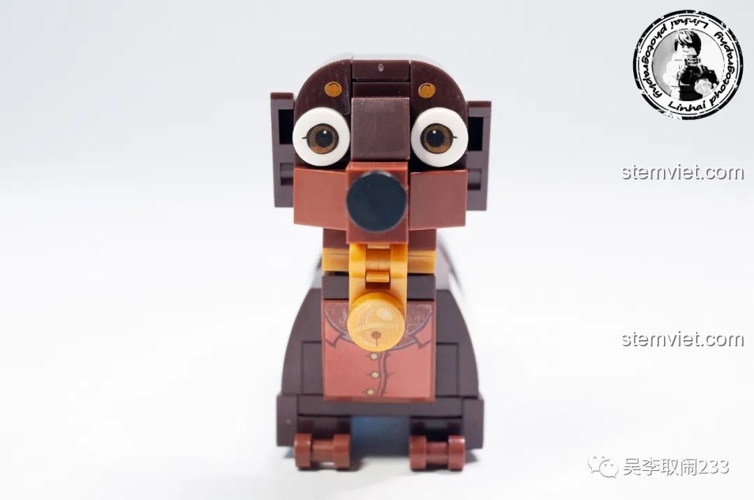 Mô hình lắp ráp Chó Dachshund Forange Block FC8283-3 nằm trên đệm ngồi đi kèm, thể hiện sự thoải mái và đáng yêu.