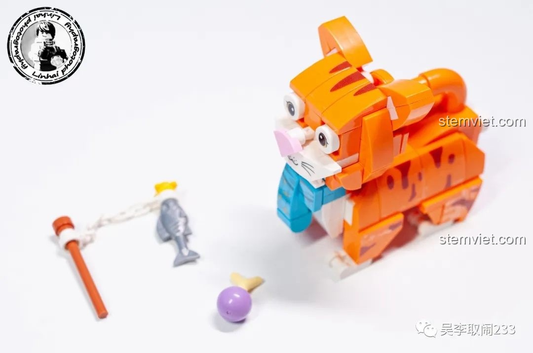 Mô hình lắp ráp Mèo Anh Lông Ngắn Xanh Forange Block FC8283-11 màu xanh, có mũ nhỏ và phụ kiện chuột đồ chơi.