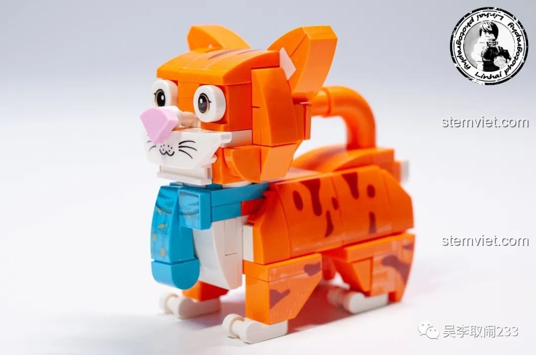 Mô hình lắp ráp Mèo Anh Lông Ngắn Xanh Forange Block FC8283-11 nhìn từ góc nghiêng, thể hiện chi tiết mũ nhỏ và dáng ngồi.