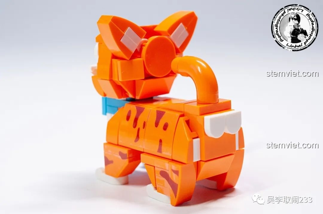 Mô hình lắp ráp Mèo Anh Lông Ngắn Xanh Forange Block FC8283-11 nhìn từ phía sau, thể hiện thân hình mũm mĩm và chi tiết đuôi.