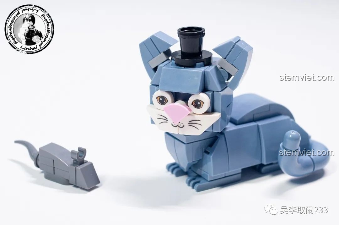 Sáu mô hình lắp ráp mèo cưng Forange Block FC8283 tạo dáng trên nền cỏ xanh, khung cảnh đáng yêu.