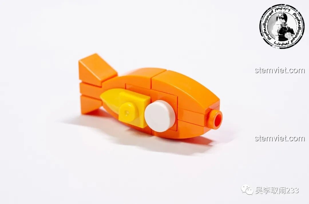 Sáu mô hình lắp ráp mèo cưng Forange Block FC8283 tạo dáng trên nền cỏ xanh, khung cảnh đáng yêu.