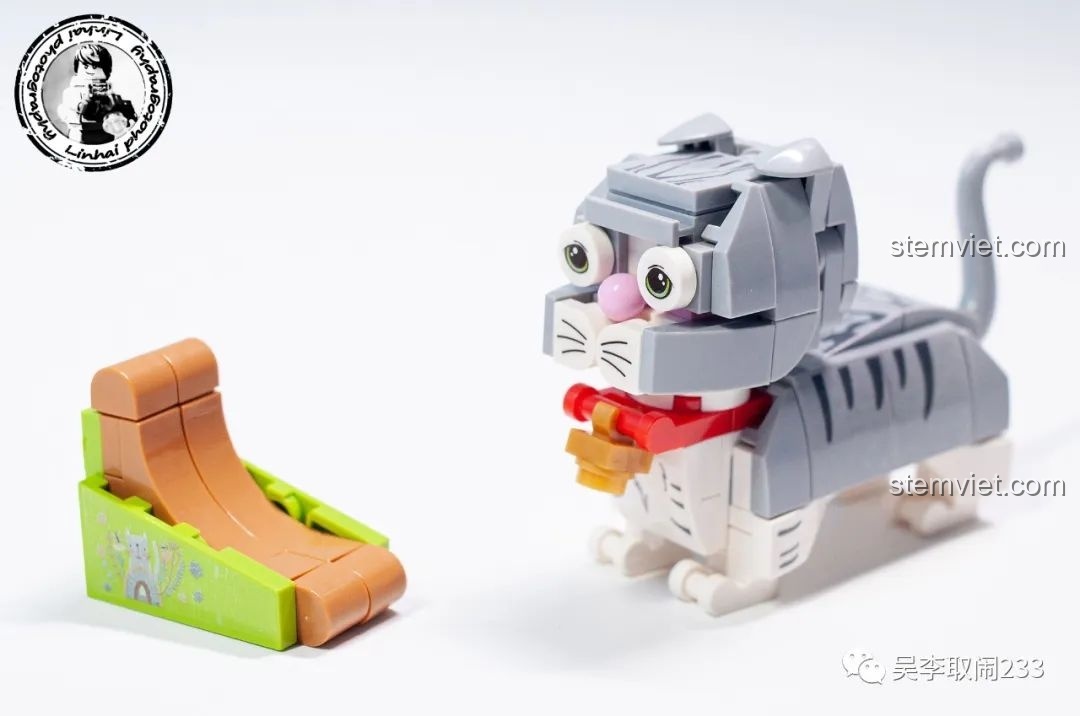 Mô hình lắp ráp Mèo Mỹ Lông Ngắn Vằn Forange Block FC8283-12 nhìn từ bên hông, nổi bật chi tiết đuôi và dáng ngồi.