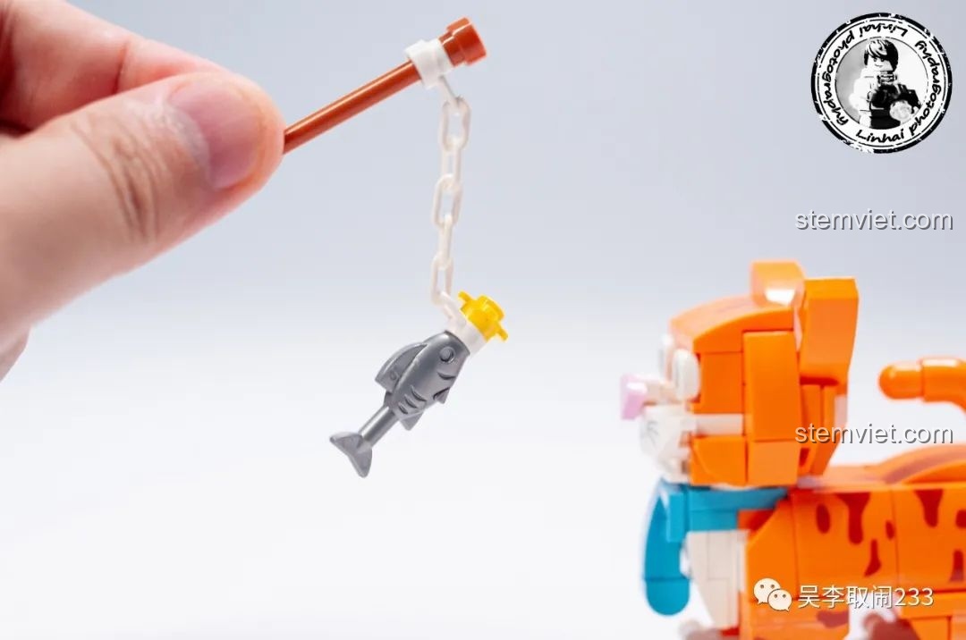 Mô hình lắp ráp Mèo Mỹ Lông Ngắn Vằn Forange Block FC8283-12 màu đen trắng, có phụ kiện cá vàng.