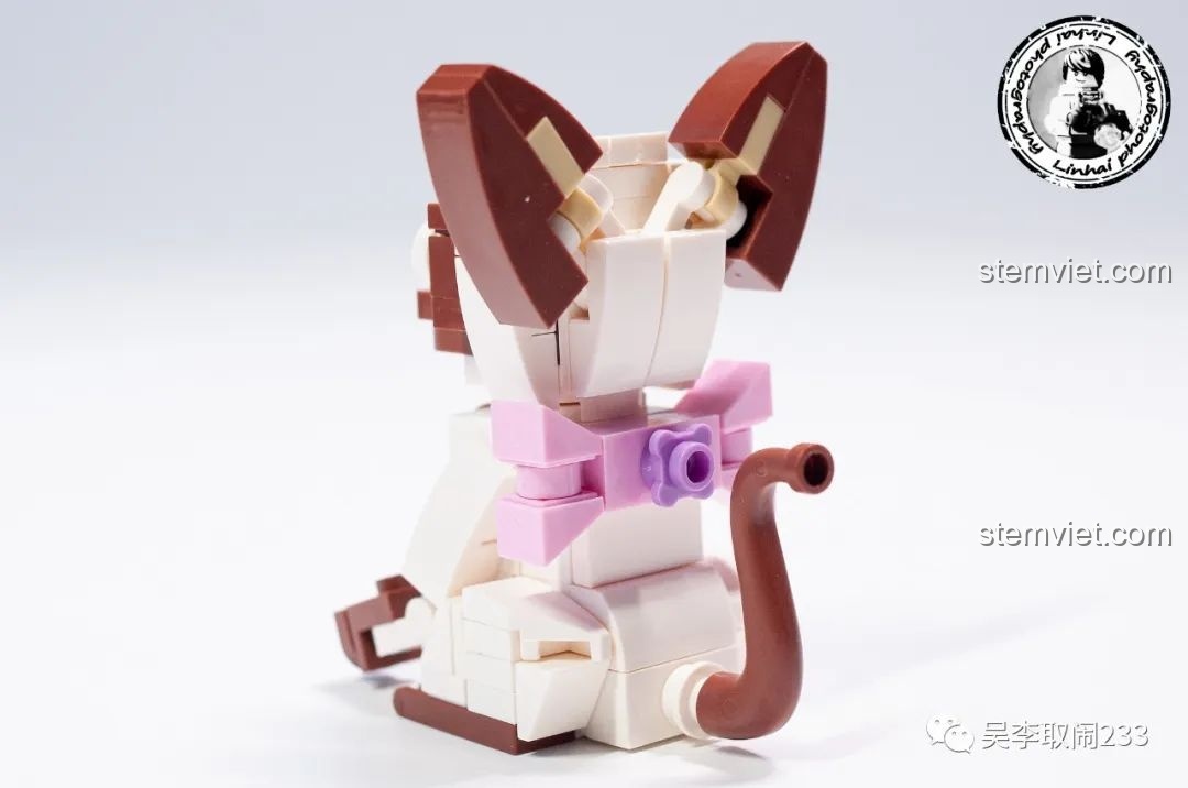 Mô hình lắp ráp Mèo Tai Cụp Forange Block FC8283-10 nhìn từ góc nghiêng, thể hiện thân hình mũm mĩm và chi tiết tai cụp.