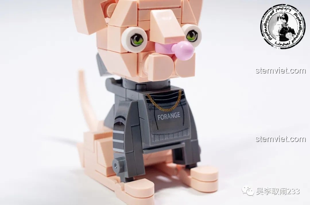 Mô hình lắp ráp Mèo Vàng Forange Block FC8283-9 nhìn từ bên hông, nổi bật chi tiết đuôi và dáng ngồi.