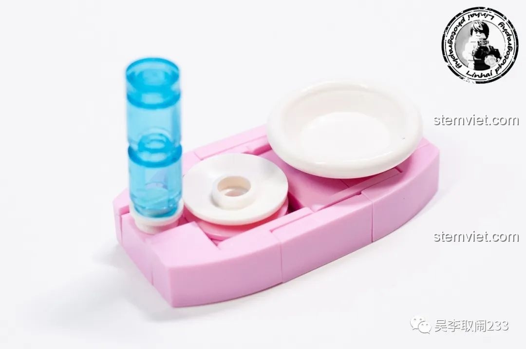 Mô hình lắp ráp Mèo Vàng Forange Block FC8283-9 nhìn từ phía sau, thể hiện thân hình mũm mĩm và chi tiết đuôi.