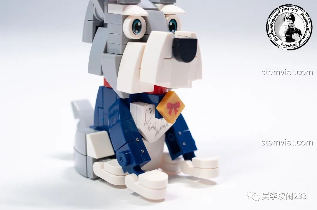 Mô hình lắp ráp Mèo Xiêm Forange Block FC8283-8 màu trắng nâu, có nơ hồng và phụ kiện máy cho ăn tự động.