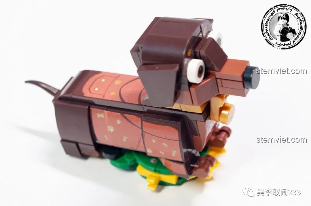 Mô hình lắp ráp Chó Shar Pei Forange Block FC8283-4 nhìn từ bên hông, nổi bật mũ Giáng Sinh và bộ đồ.