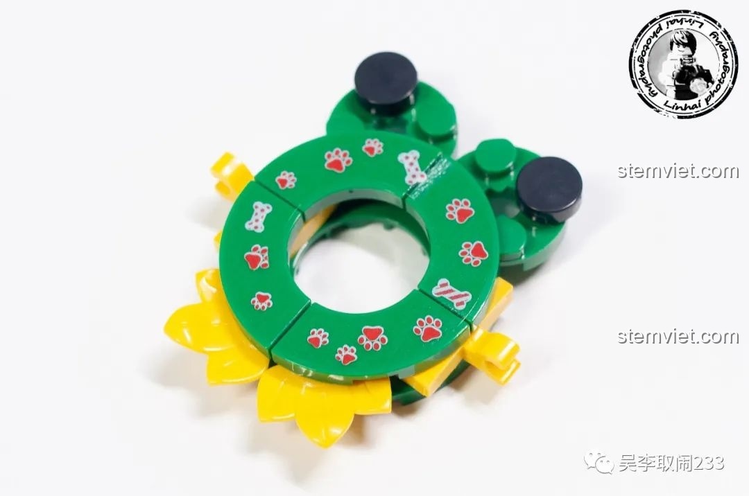 Mô hình lắp ráp Chó Shar Pei Forange Block FC8283-4 nhìn từ góc nghiêng, thể hiện chi tiết nếp nhăn trên mặt và bộ đồ.