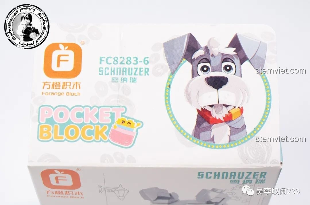 Mô hình lắp ráp Mèo Sphynx Forange Block FC8283-7 nhìn từ góc nghiêng, thể hiện chi tiết áo hoodie và dáng ngồi.