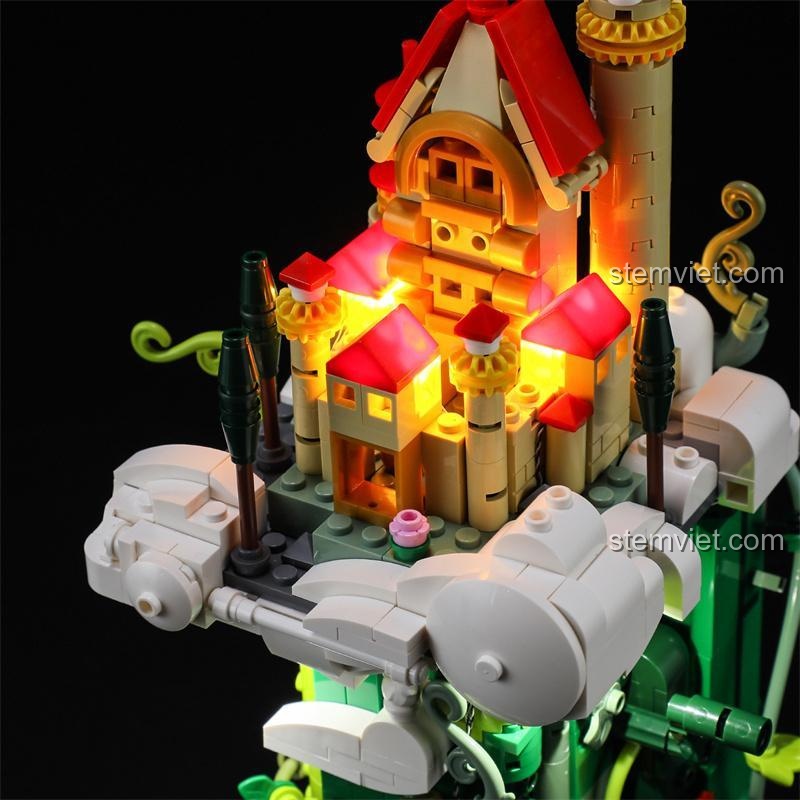 Các cửa sổ và tháp của lâu đài phát sáng rực rỡ trong đêm.
