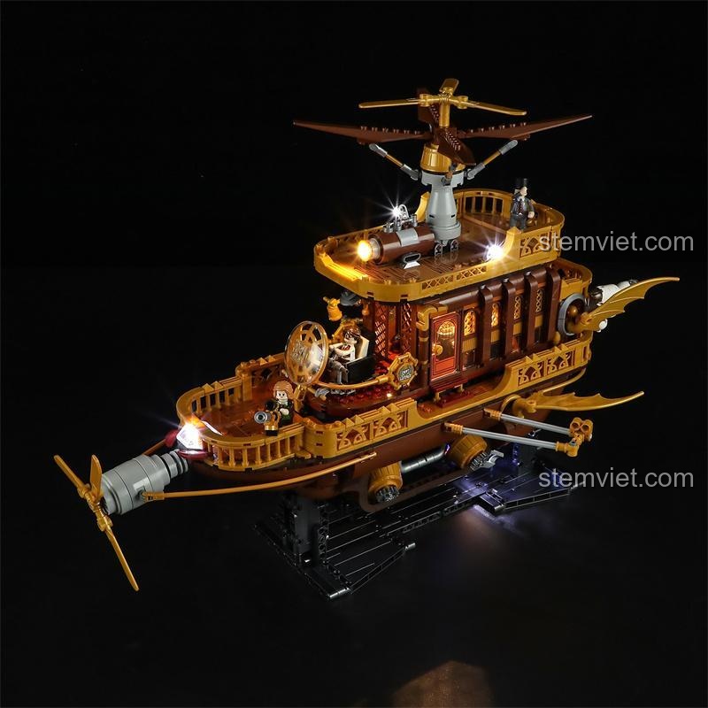 Phi thuyền Steampunk Kẻ Săn Ánh Sáng FunWhole F9014 lung linh trong bóng tối với hệ thống đèn LED tích hợp.