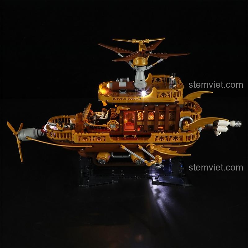 Tàu bay Steampunk Light Catcher F9014 khoe vẻ đẹp cơ khí và ánh sáng từ góc nhìn bên hông.