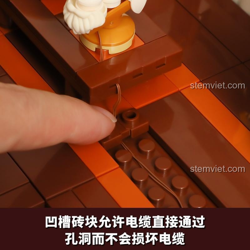 Các tính năng đặc biệt của Mô hình kiến trúc Trung cổ F9015: khu nhà ở, cửa hàng và mái nhà có thể mở.