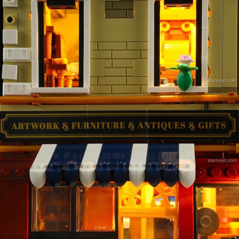 Cận cảnh chi tiết cửa sổ và biển hiệu 'ARTWORK & FURNITURE & ANTIQUES & GIFTS' của bộ lắp ghép Tòa nhà kiến trúc châu Âu FunWhole.