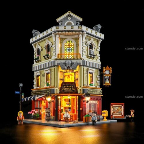 Mô hình Cửa hàng Sưu tầm Susan's Antique Co. 9033 được thắp sáng lung linh vào ban đêm nhờ bộ đèn LED tích hợp, tạo nên một khung cảnh ấm cúng và hoài cổ.