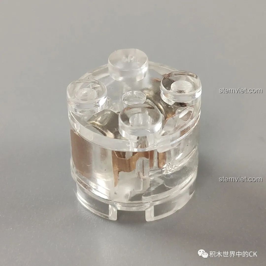 Cận cảnh viên gạch phát sáng (light brick) đi kèm trong bộ Leier 10003 Cửa Hàng Kem, một chi tiết tạo điểm nhấn.