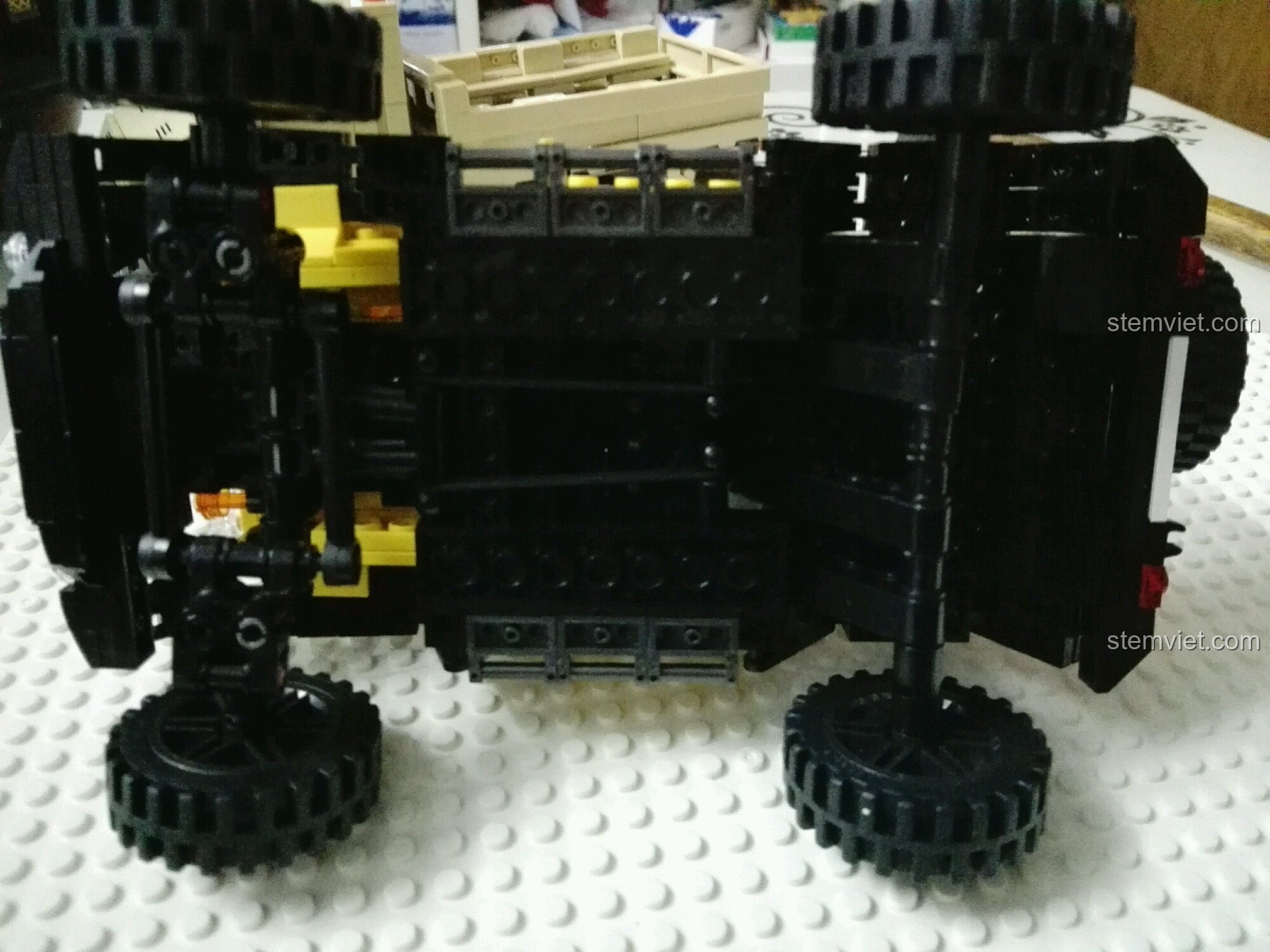 Gầm xe của bộ đồ chơi Jeep Wrangler 03024 giá hời, cho thấy hệ thống treo và dẫn động bốn bánh phức tạp.