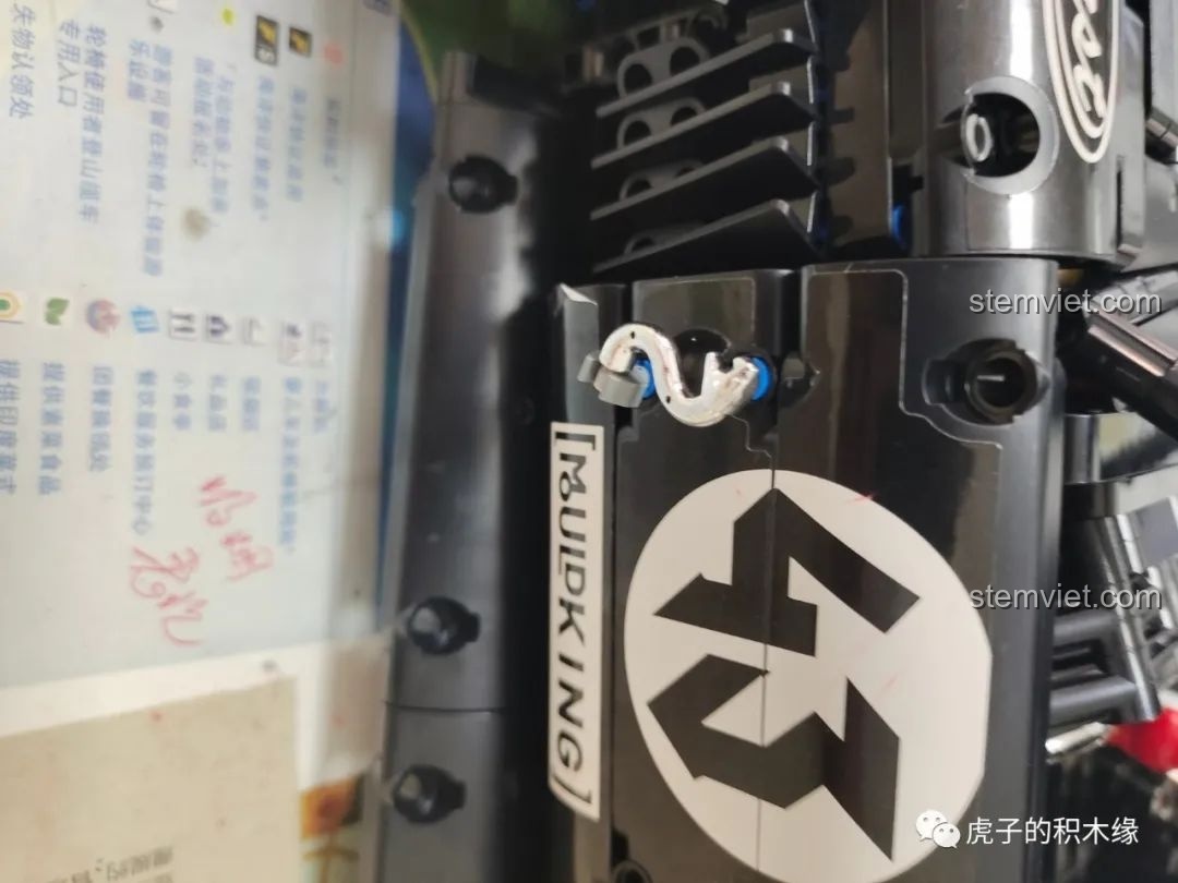 Nhìn từ dưới gầm xe Mould King 13108 đã hoàn thiện, các chi tiết máy móc và ống xả được thể hiện rõ ràng.