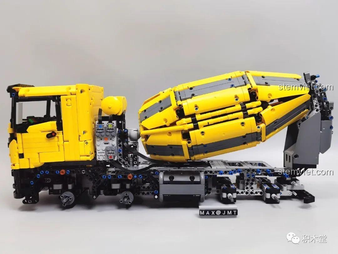 Cận cảnh gầm xe của mô hình Xe Trộn Bê Tông Tycole T4005, thể hiện hệ thống truyền động phức tạp.