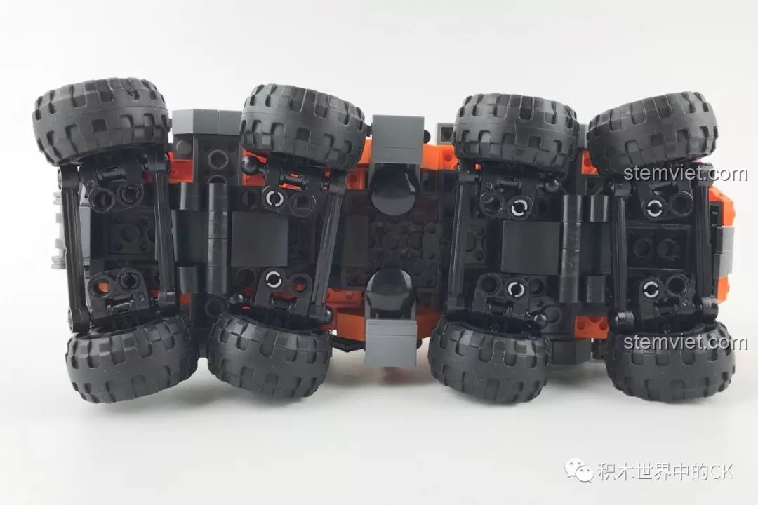 Gầm xe của mô hình Xingbao XB-03027 với hệ thống treo và trục bánh xe phức tạp.
