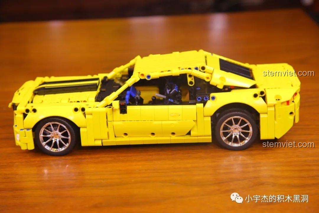 Mô hình xe SY 8617 hoàn chỉnh sau khi được lắp bánh xe, nhìn từ bên hông.