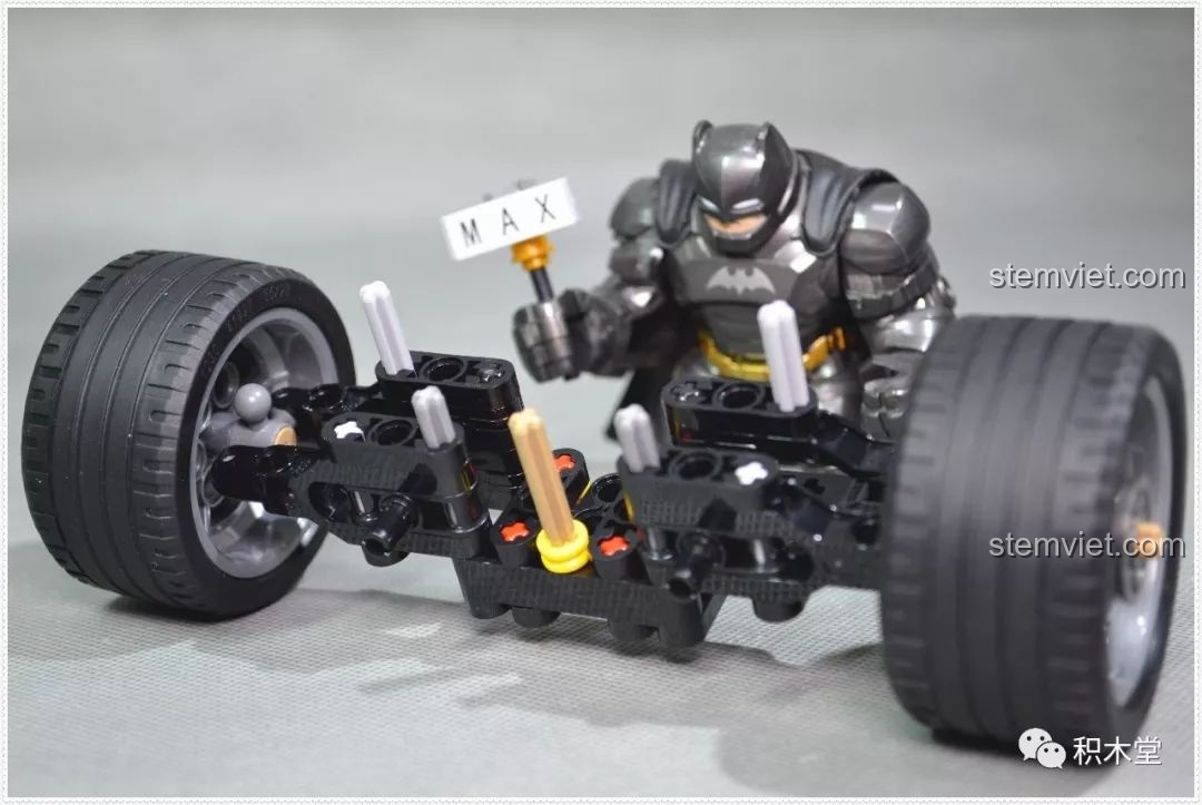 Gắn bánh xe vào trục trước của bộ lắp ráp Ferrari FRR-F1 tiết kiệm.