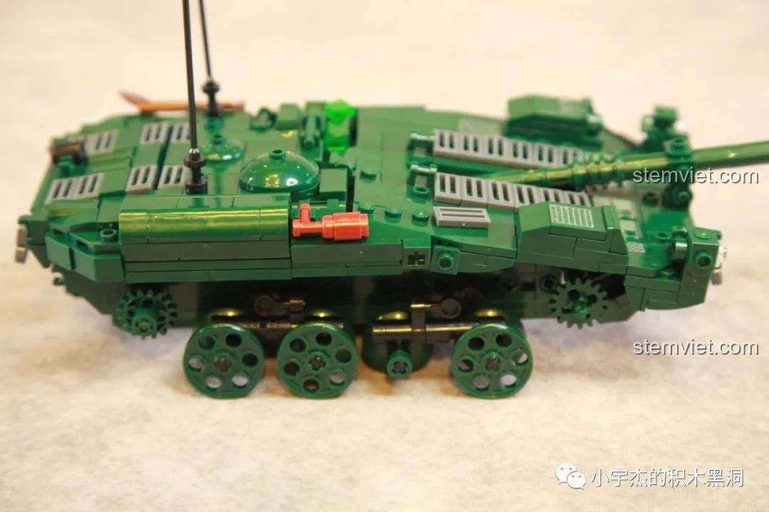 Gắn các cụm bánh xe đã lắp ráp vào thân mô hình xe tăng Sluban M38-B1010, chuẩn bị cho bước lắp xích.
