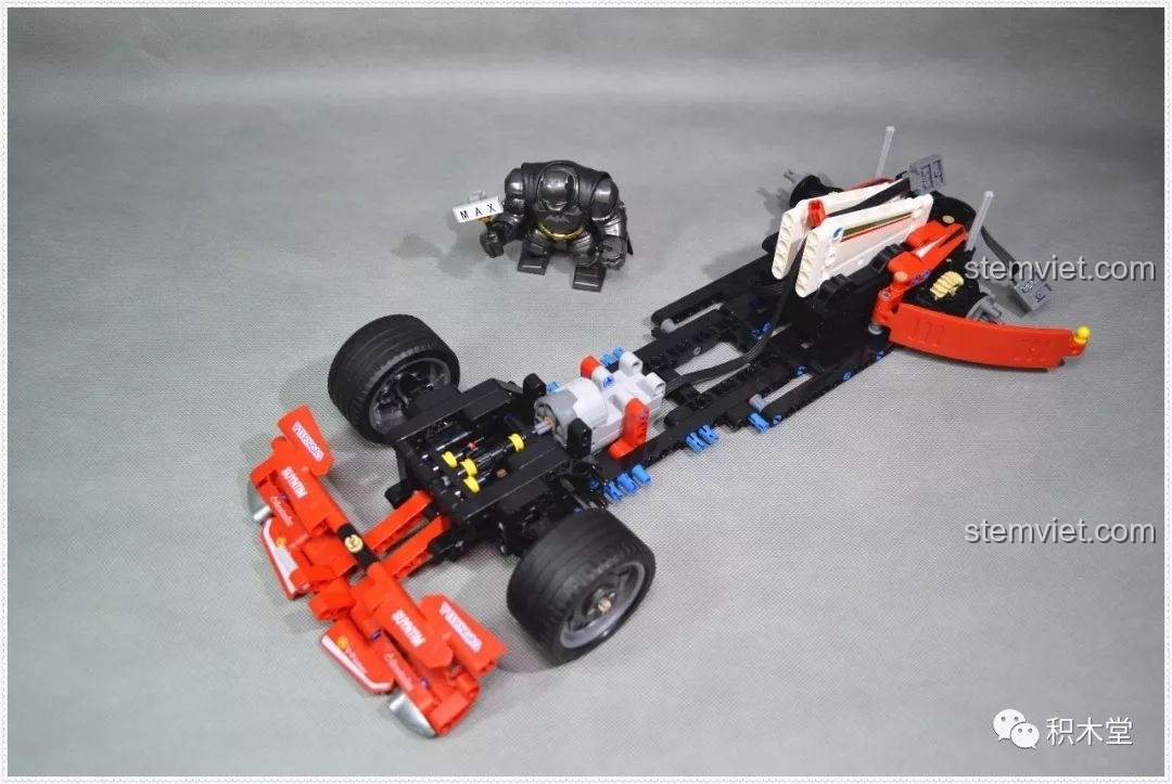 Gắn cánh gió trước vào thân xe đồ chơi điều khiển từ xa Sembo đáng tiền.