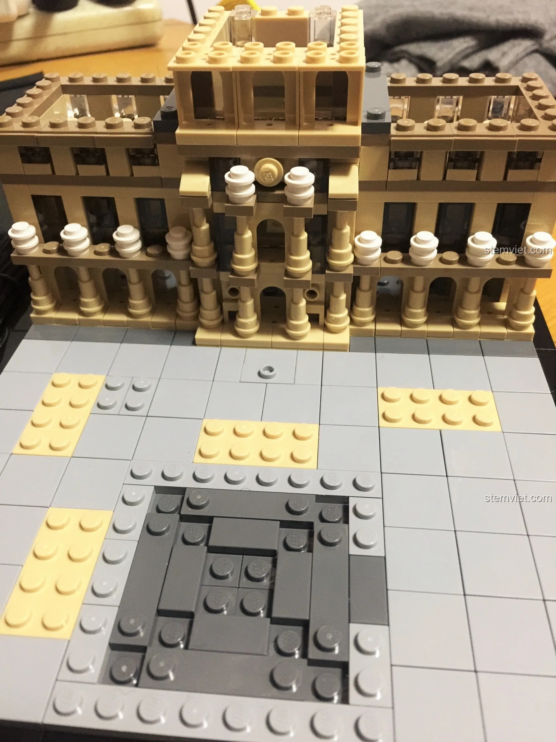 Gắn thêm các chi tiết trang trí nhỏ màu trắng lên mặt tiền cung điện LEGO Louvre 21024 để tăng tính thẩm mỹ.