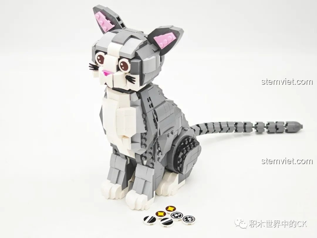 Mô hình Mèo Xám Dễ Thương 6118 gần hoàn thiện, đầu đã được gắn vào thân, chuẩn bị lắp các chi tiết mắt.