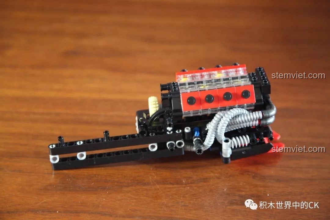 Gắn khối động cơ V8 lên khung sườn của mô hình Siêu Mô tô Bốn Bánh Lazareth LM847, một bước quan trọng.