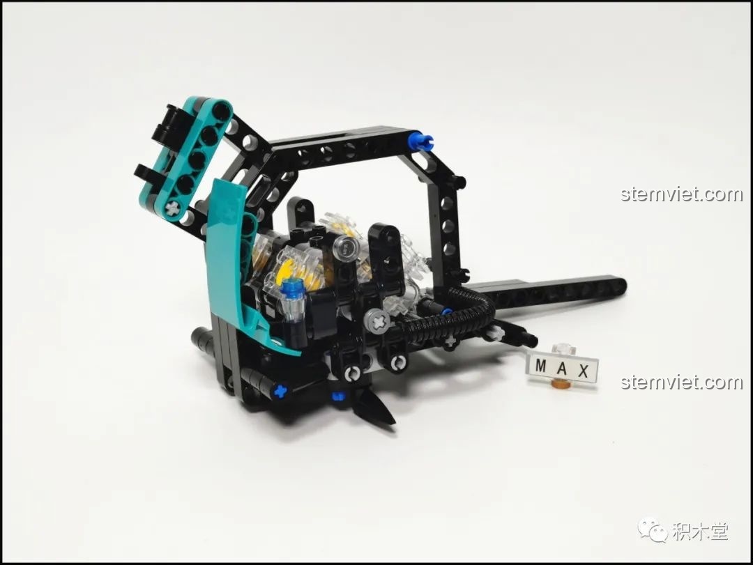 Gắn khối động cơ trong suốt vào khung sườn của mô hình Mô tô Cafe Racer Cổ điển, một bước quan trọng trong quá trình lắp ráp.