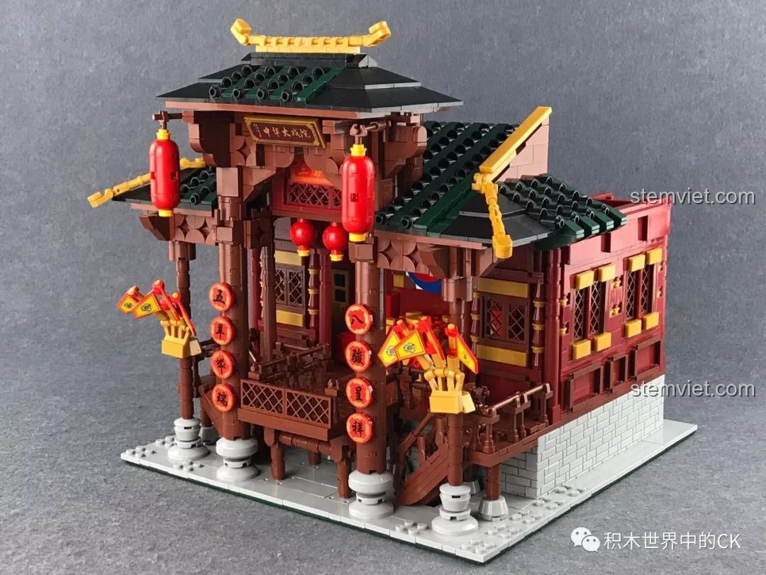 Mái nhà của Đại Hí Viện gần hoàn thiện với các chi tiết đèn lồng và biển hiệu.