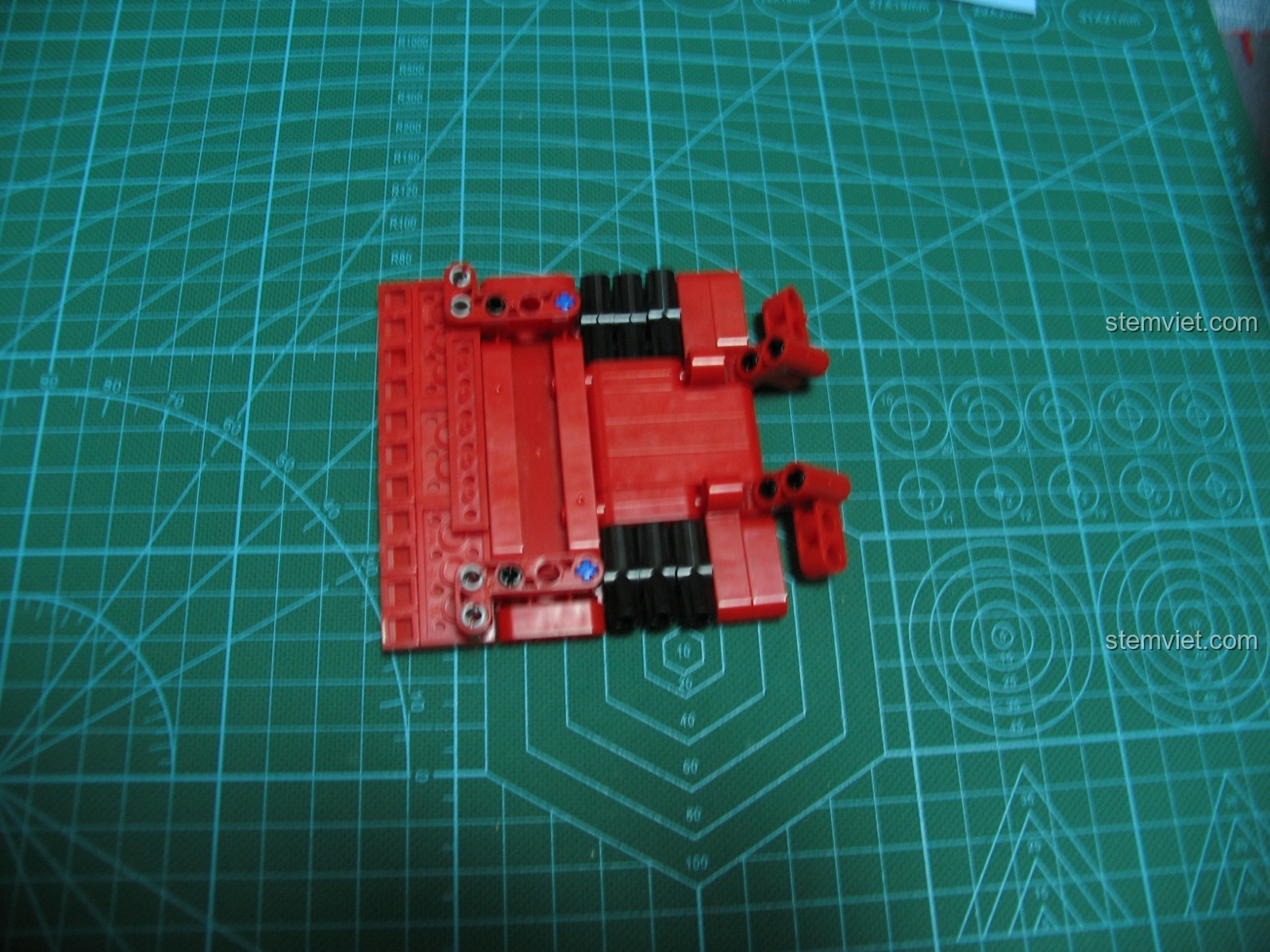 Gắn khớp vạn năng vào thân xe bán tải CaDA C51005, kết nối các bộ phận truyền động một cách chắc chắn.