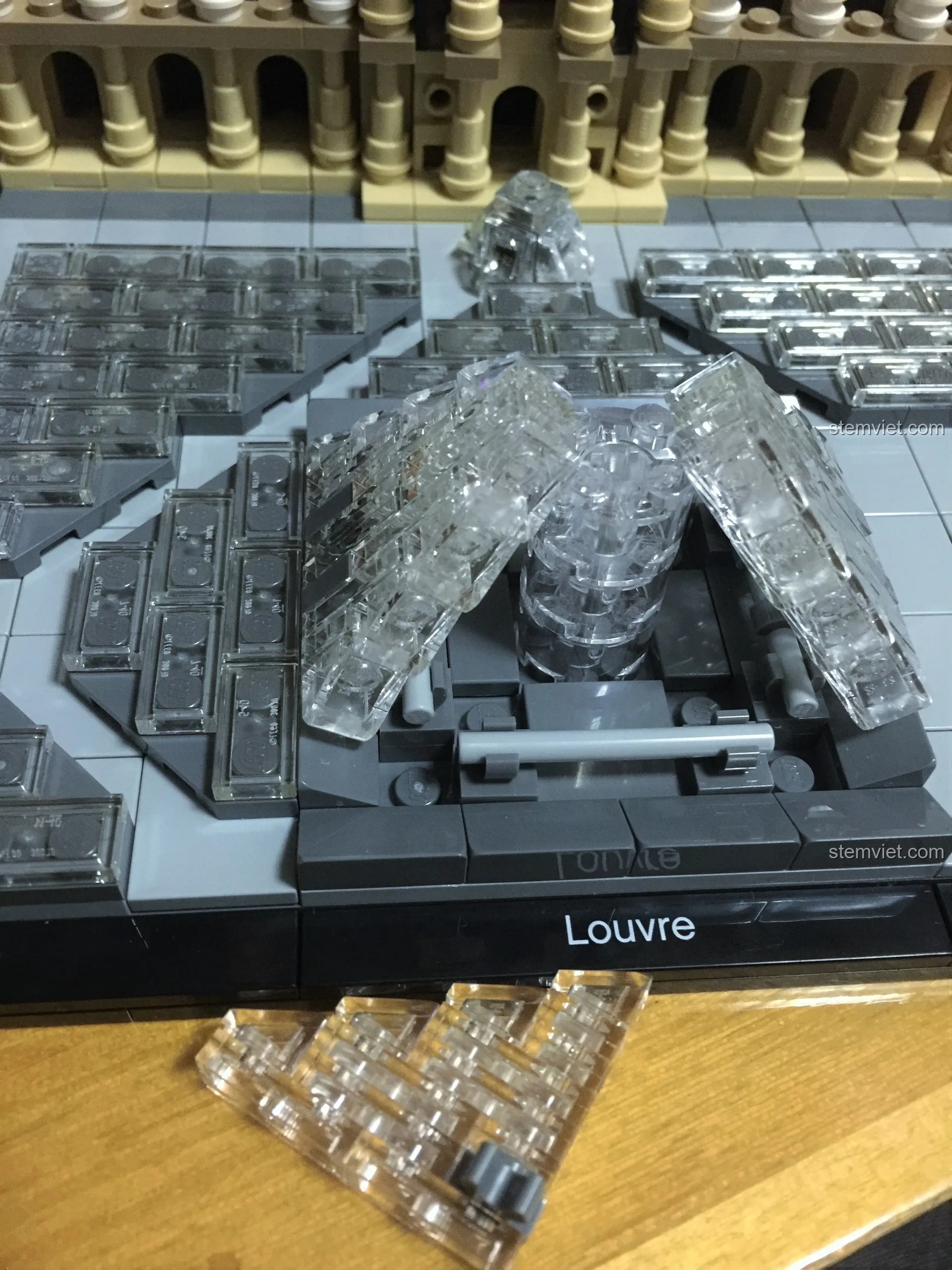 Quá trình gắn các mặt tường kính vào khung technic để tạo thành hình dạng kim tự tháp cho mô hình LEGO Louvre.