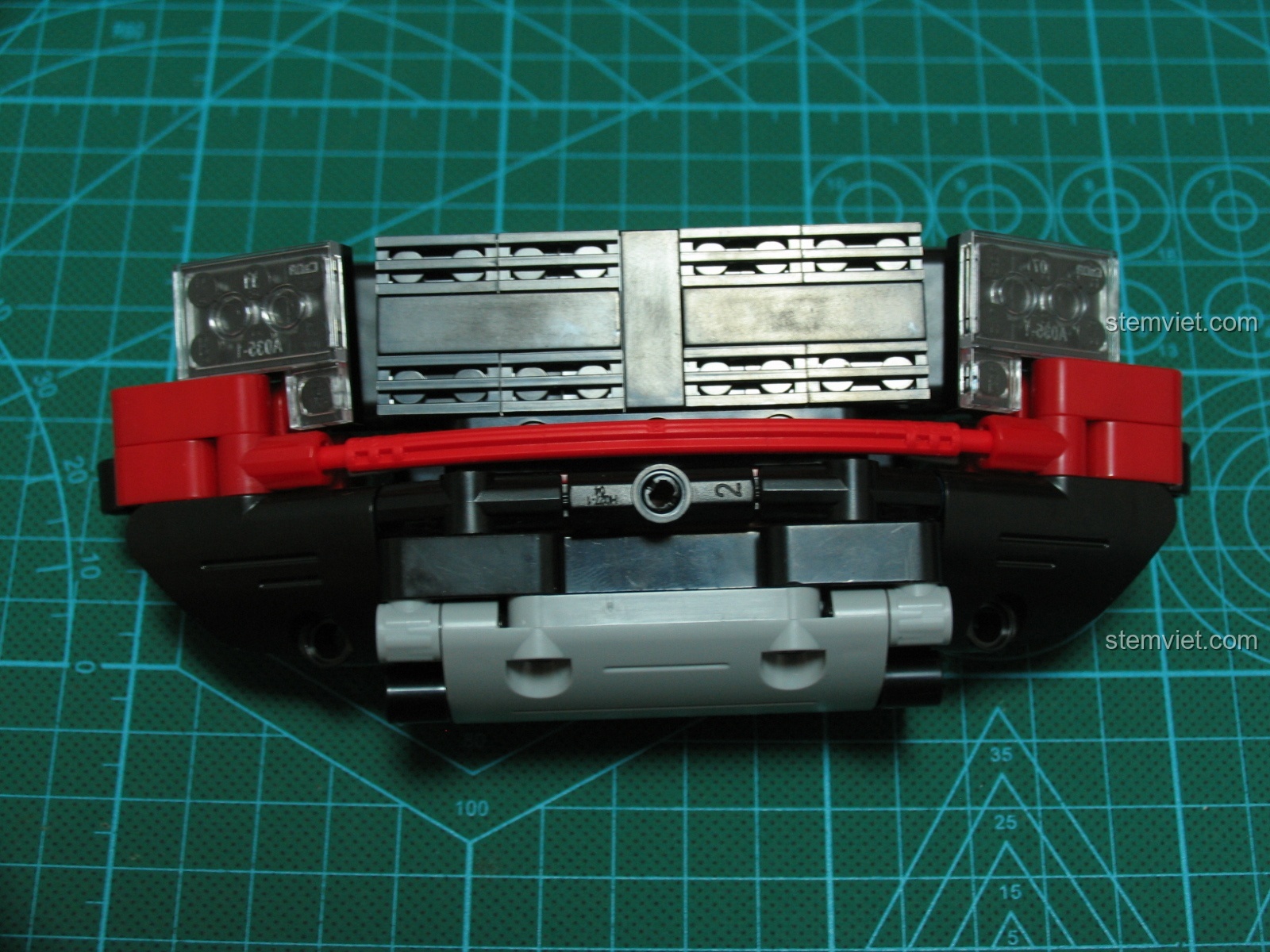 Gắn phần mặt trước đã lắp ráp vào khung gầm xe bán tải CaDA C51005, tạo nên hình dáng hoàn chỉnh của đầu xe.