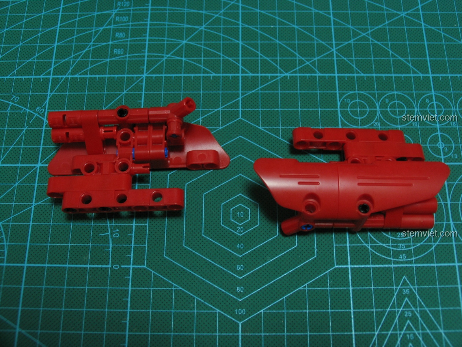 Gắn nắp capo vào phần đầu xe bán tải CaDA C51005, hoàn thiện phần động cơ và tạo khả năng mở đóng linh hoạt.