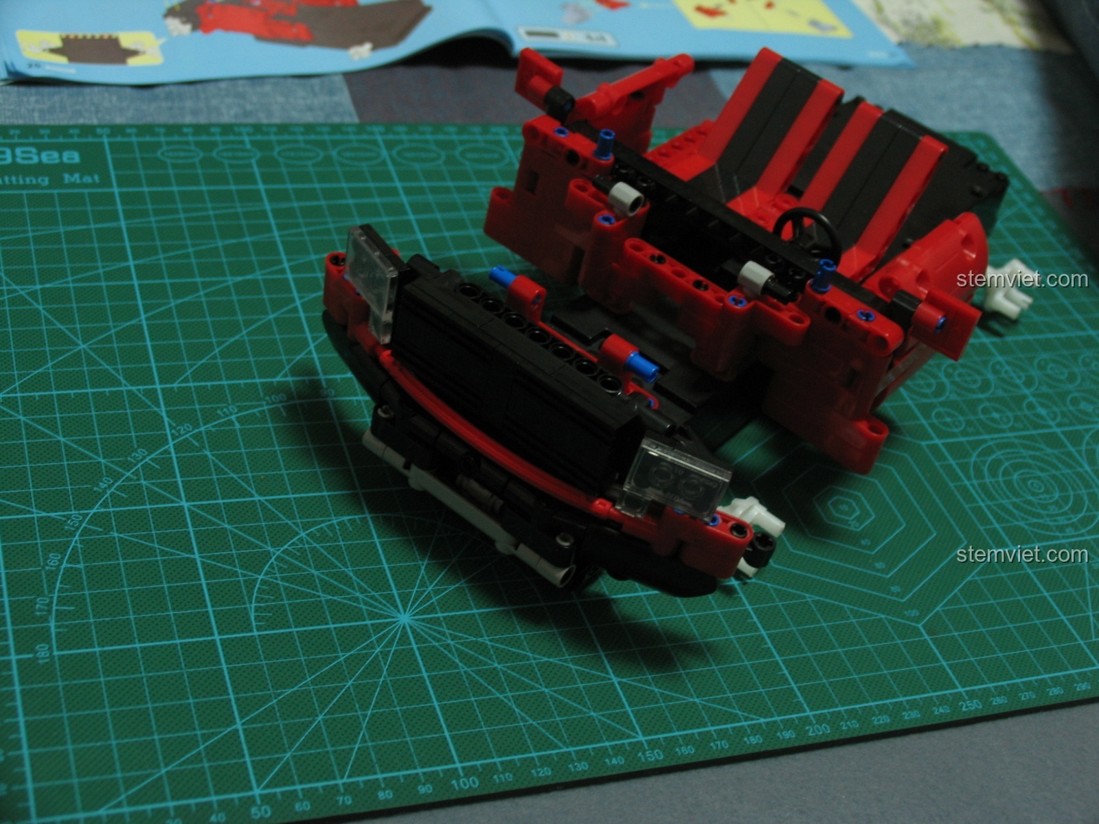 Gắn tấm panel bên sườn vào thân xe bán tải CaDA C51005, hoàn thiện phần thân xe và tạo dáng vẻ mạnh mẽ.