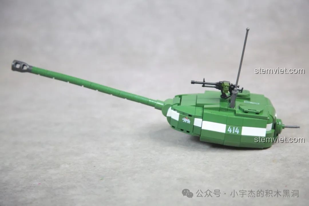 Gắn tháp pháo lên thân xe, hoàn thiện mô hình xe tăng hạng nặng IS-2 Quan Guan 100249.