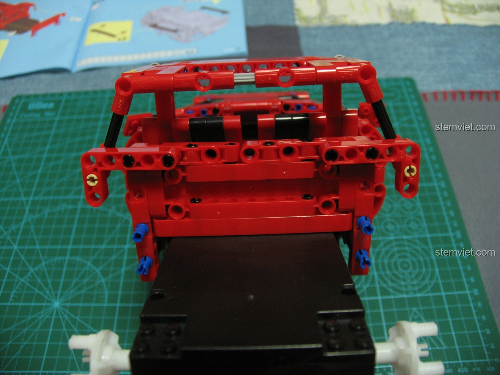 Gắn khoang chở hàng đã lắp ráp vào thân xe bán tải CaDA C51005, hoàn thiện phần sau của mô hình.